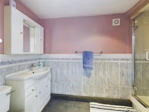 Pink shower room- click for photo gallery